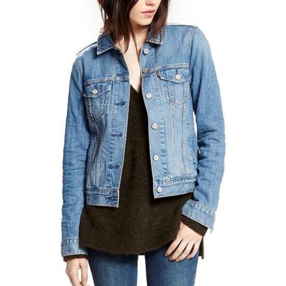 Levi's Jackets & Blazers - ⬇️Levi's light wash denim/jean jacket